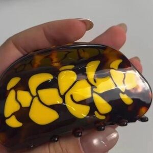 Hair claw clip Hawai'i Puakenikeni tortoise shell print